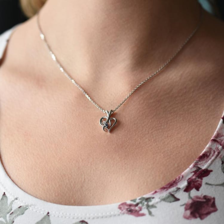 Silberner Anhänger in Herzform mit einem Saphir und Diamanten Lynelle 103294
