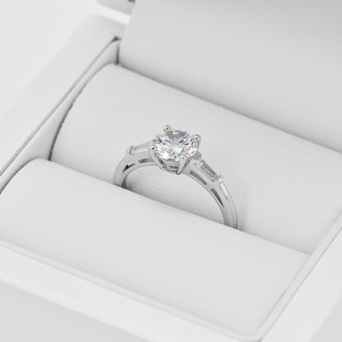 Verlobungsring mit rundem Diamanten Tamsin