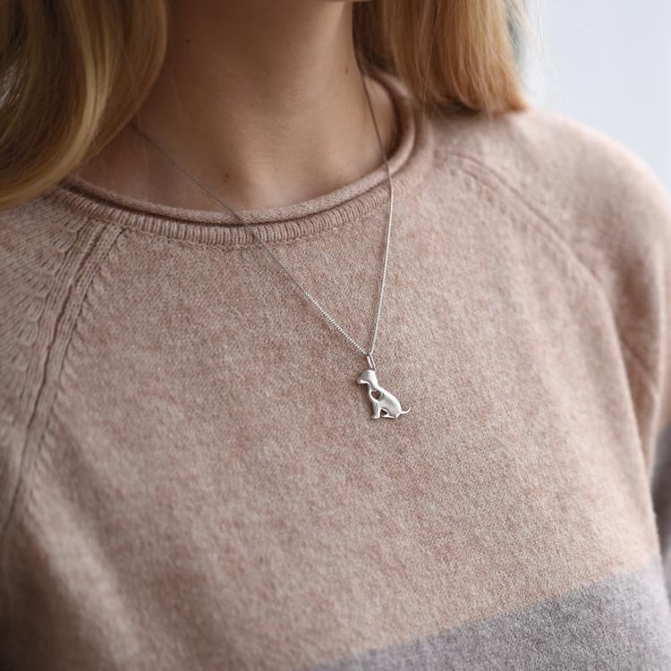 Hals mit Silberkette und Hund Anhänger 52028