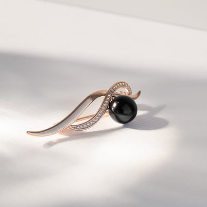 Vergoldete Brosche mit schwarzer Perle und Zirkonia Otmar