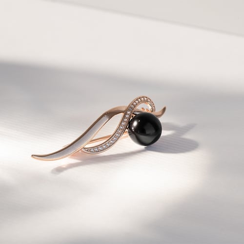 Vergoldete Brosche mit schwarzer Perle und Zirkonia Otmar