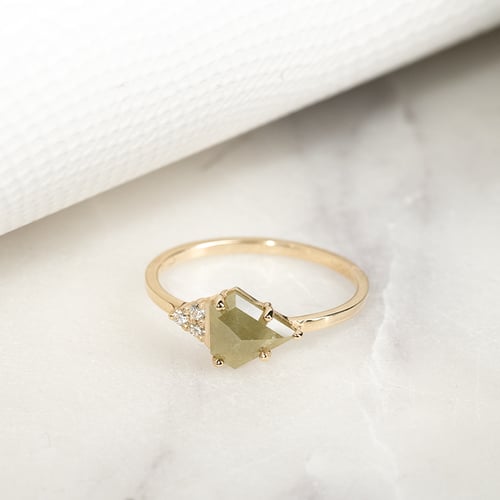 Ring mit fünfeckigem Salt and Pepper Diamant Emilija