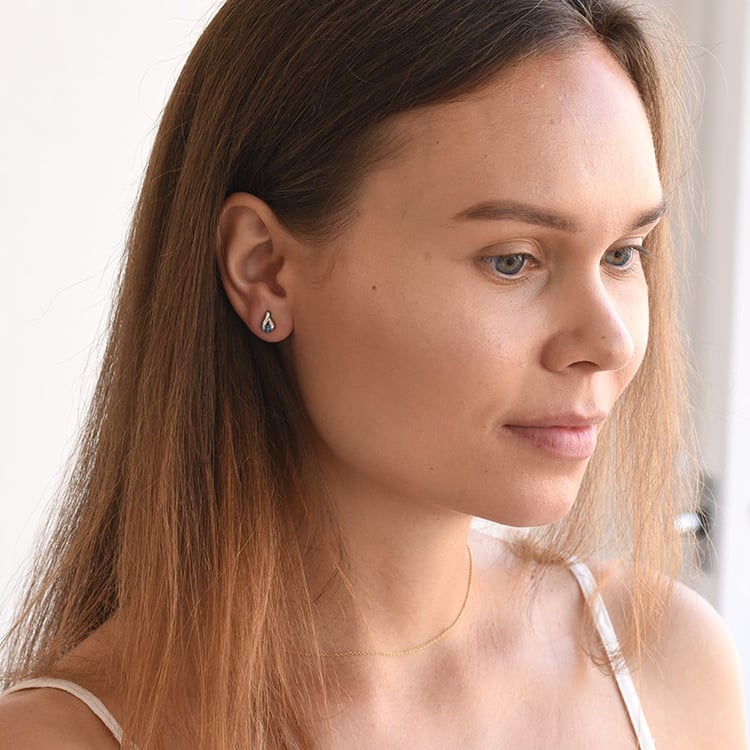 Minimalistisches Set aus Platinschmuck mit blauen Diamanten Hinto 147017