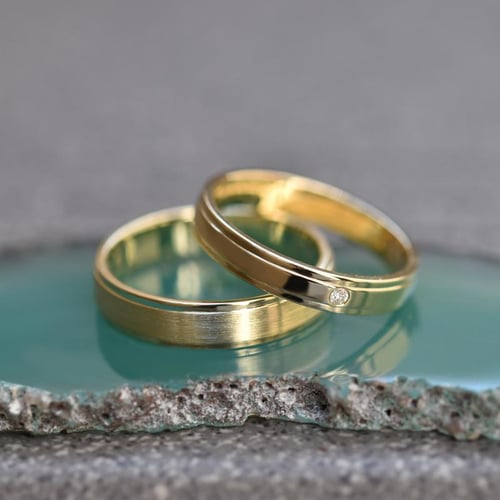 Goldene Eheringe mit Diamant Jans