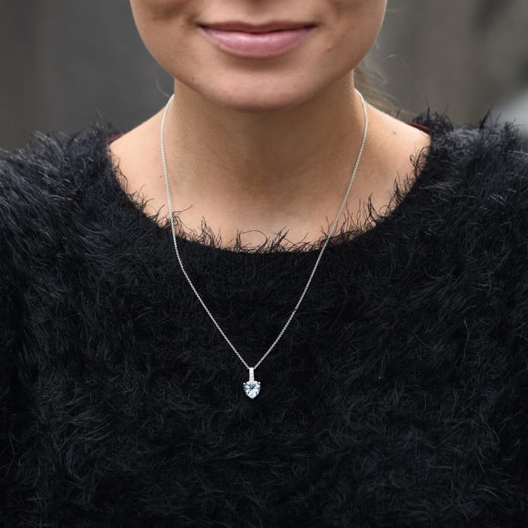 Aquamarin Herz als Anhänger auf dem Hals 32677