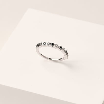 Half-Eternity-Ring aus Gold mit schwarzen und weißen Lab Grown Diamanten Tariq