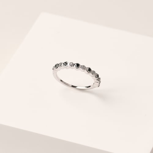 Half-Eternity-Ring aus Gold mit schwarzen und weißen Lab Grown Diamanten Tariq