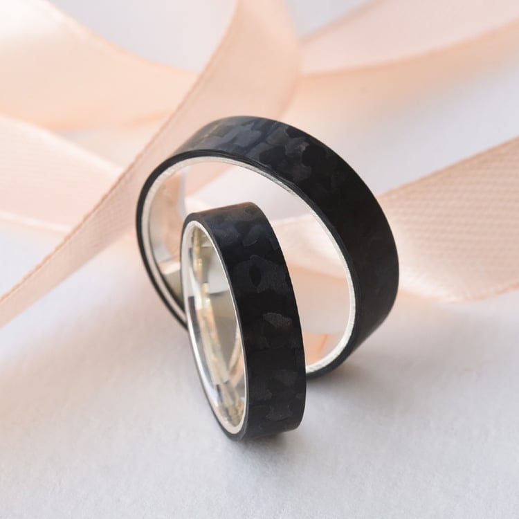 Flache Trauringe aus Carbon und Gold Vaniah 77492