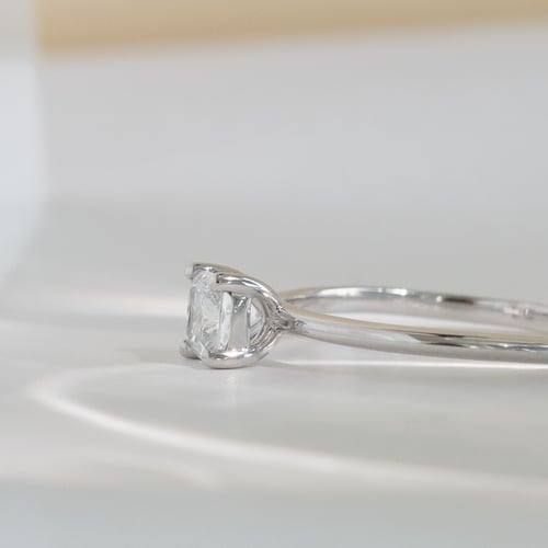Verlobungsring mit einem Lab Grown Diamanten in Kissenform Macey