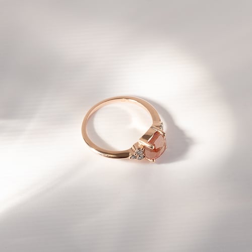 Ring aus Gold mit einem Salt and Pepper Diamanten Agathe