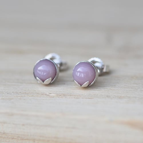 Goldene Ohrringe mit rosa Opal in Cabochon-Schliff Erica