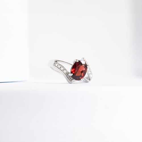 Goldring mit Granat und Diamanten Keaton