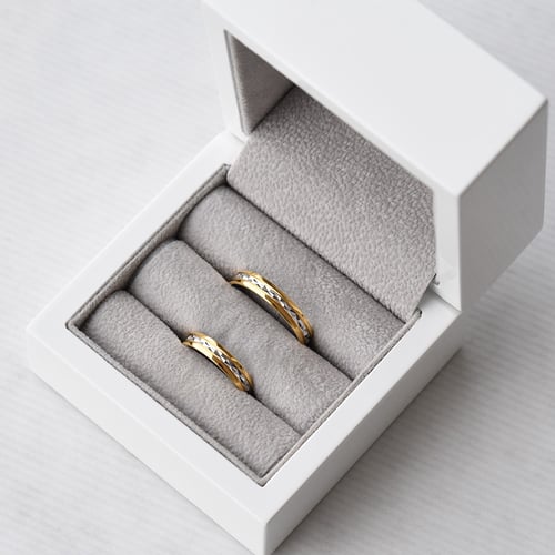 Dekorierte zweifarbige Eheringe aus Gold Karlis