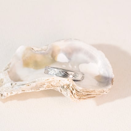 Goldene Eheringe mit Gravur und Diamanten Davis