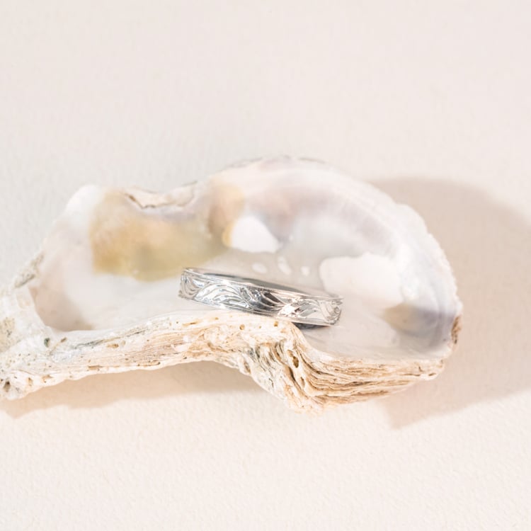 Goldene Eheringe mit Gravur und Diamanten Davis 100964