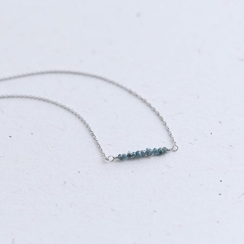Goldener Choker mit blauen ungeschliffenen Diamanten Inaku