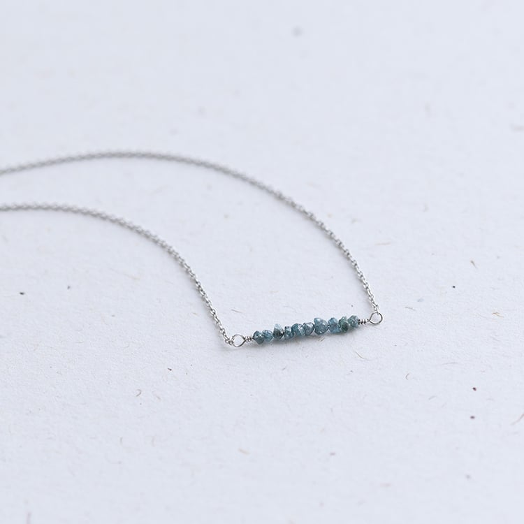 Goldener Choker mit blauen ungeschliffenen Diamanten Inaku 63978