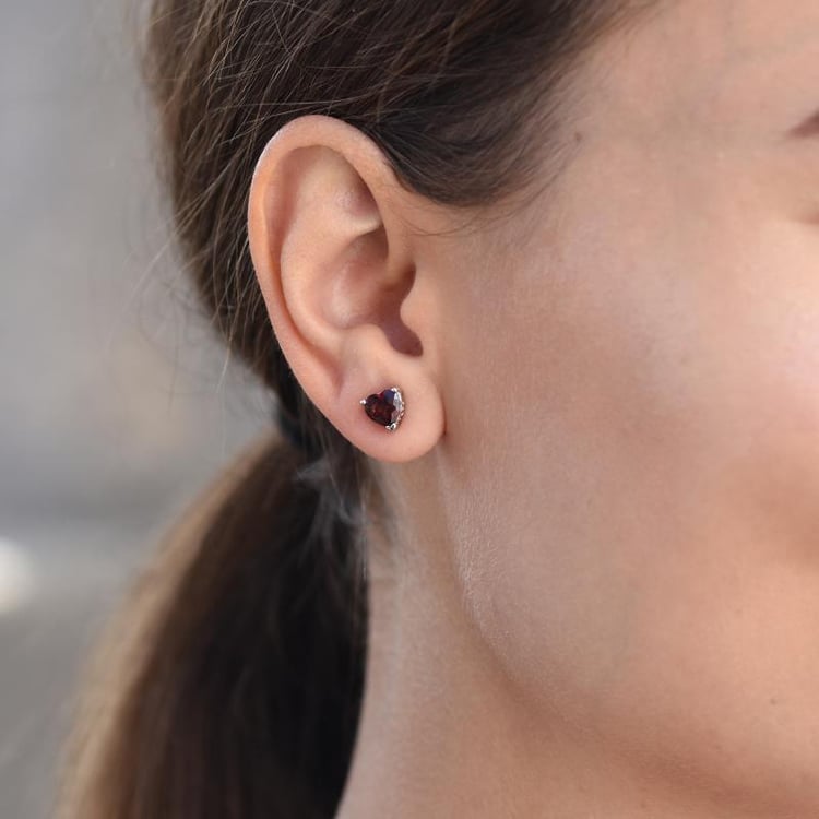 Granat Herzen in Silber Ohrringe auf dem Ohr 13918