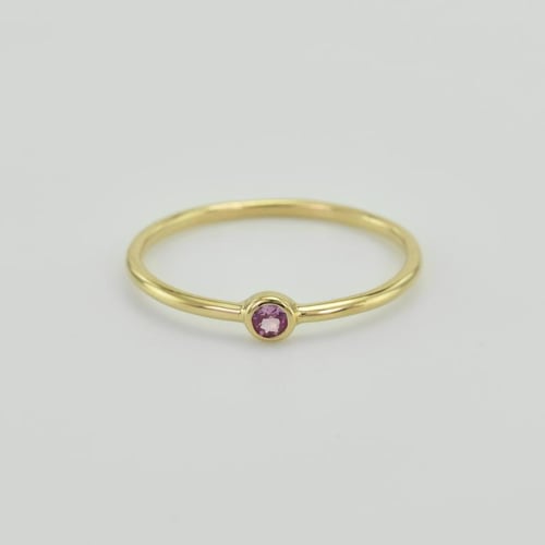 Minimalistischer Ring aus Gold mit rosa Saphir Emilien