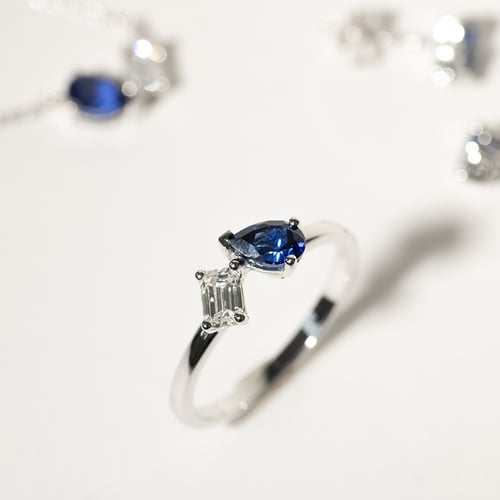 Toi et moi Ring mit Lab Grown Diamant und Saphir Maite