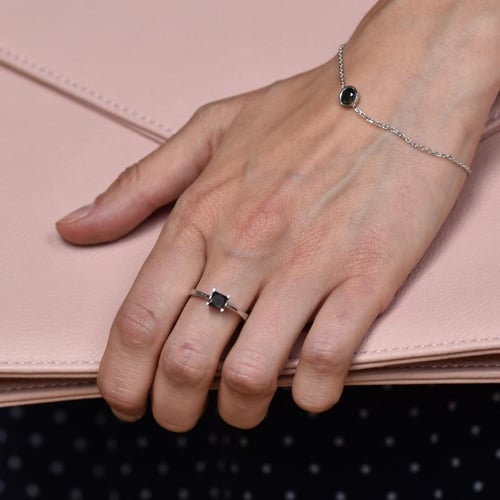 Eleganter Verlobungsring mit schwarzem Prinzess-Diamant Unnati