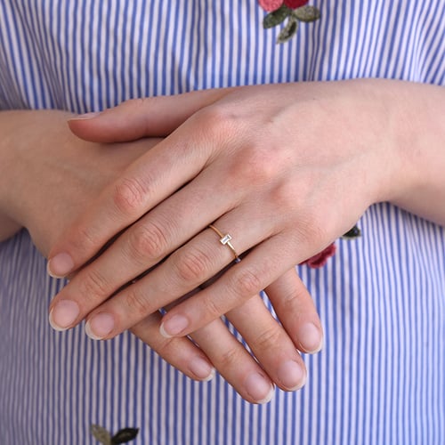 Minimalistischer Goldring mit Baguette Saphir Avice