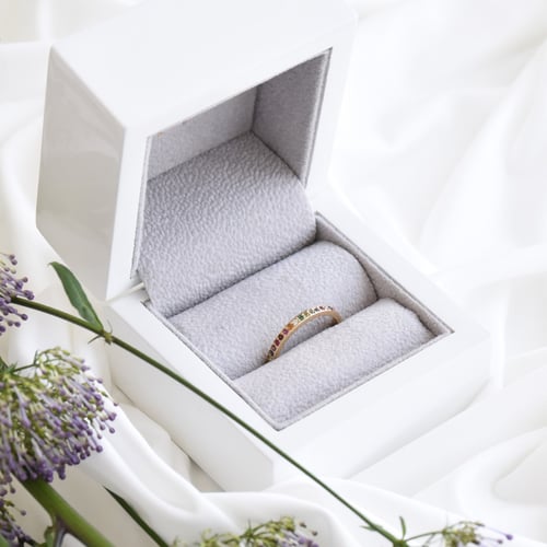 Goldener Eternity-Ring mit Edelsteinen in Regenbogenfarben Mewya