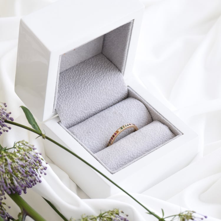 Goldener Eternity-Ring mit Edelsteinen in Regenbogenfarben Mewya 82437