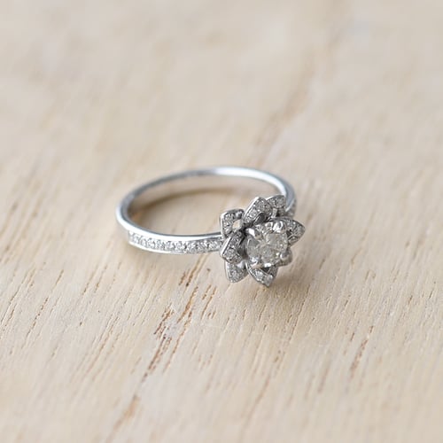 Goldener Ring in Blumenform Aaron
