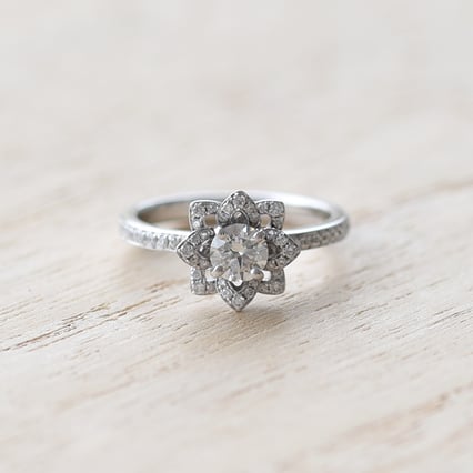 Goldener Ring in Blumenform Aaron