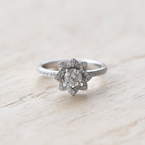Goldener Ring in Blumenform Aaron