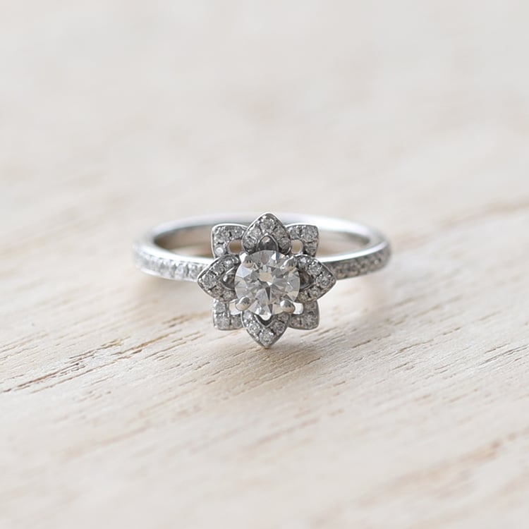 Goldener Ring in Blumenform Aaron 74320