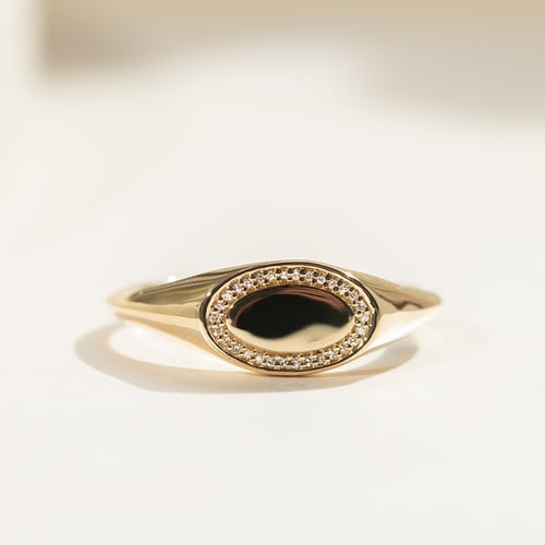 Goldener Siegelring in ovaler Form mit Diamanten Keylo