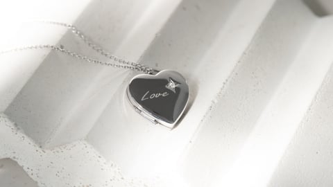 Schmucksymbolik: im Medaillon versteckte Erinnerungen bleiben für immer 