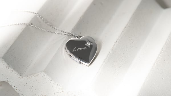 Schmucksymbolik: im Medaillon versteckte Erinnerungen bleiben für immer 