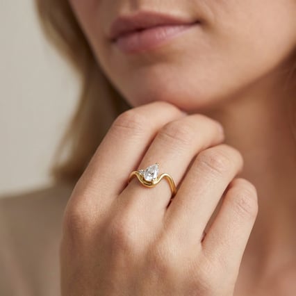 Scheidungsring in Wellenform mit einem tropfenförmigen Lab Grown Diamanten Mirj