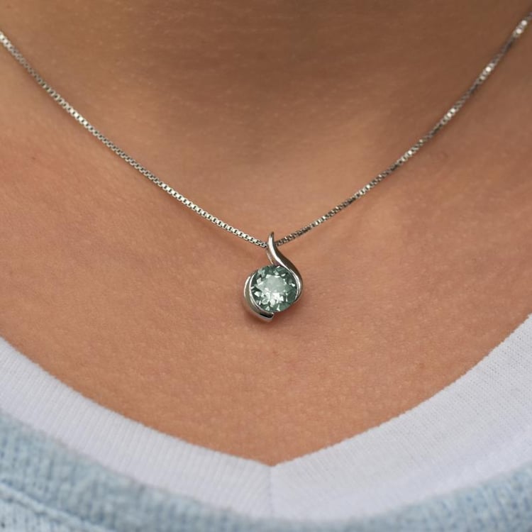 Silberanhänger mit Amethyst auf der Dame 17316