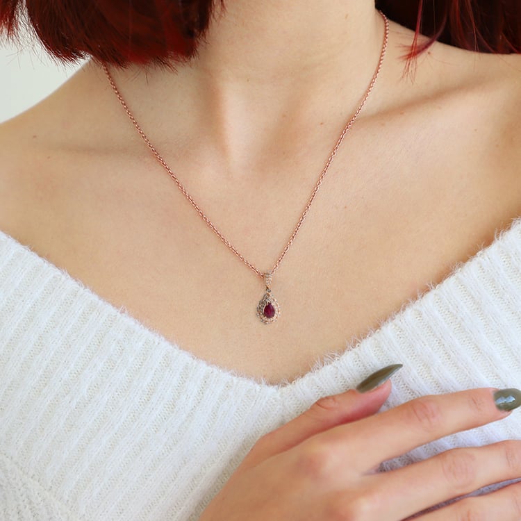 Wunderschöner Anhänger mit Rubin aus Gold mit Diamanten Barsha 116054