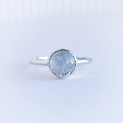 Goldener Ring mit Cabochon Mondstein Yana