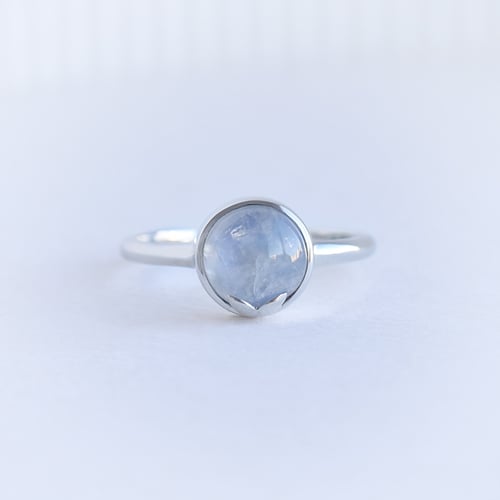 Goldener Ring mit Cabochon Mondstein Yana