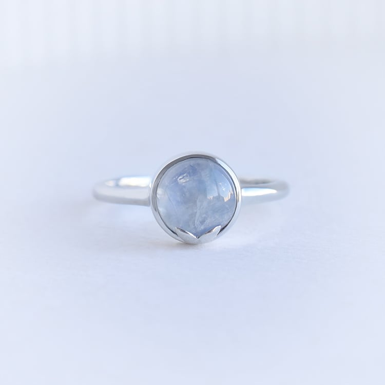 Goldener Ring mit Cabochon Mondstein Yana 96426