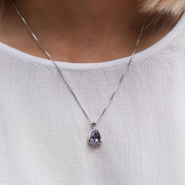 Anhänger mit Alexandrit auf dem Hals 11894