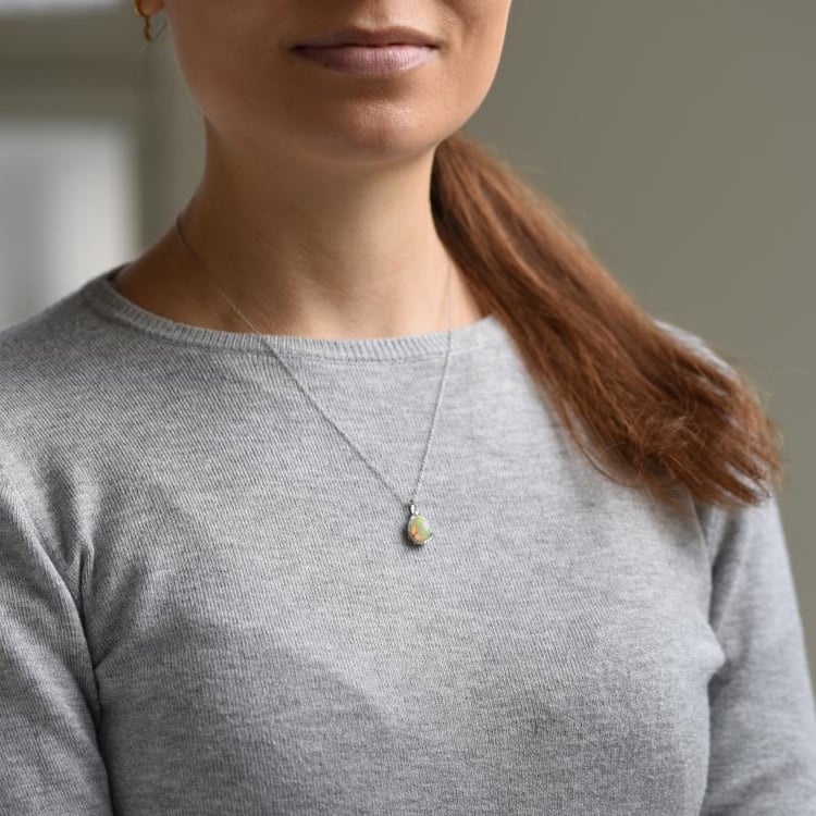 Luxuriöser Anhänger mit weißem Opal und Diamanten Gale 51620