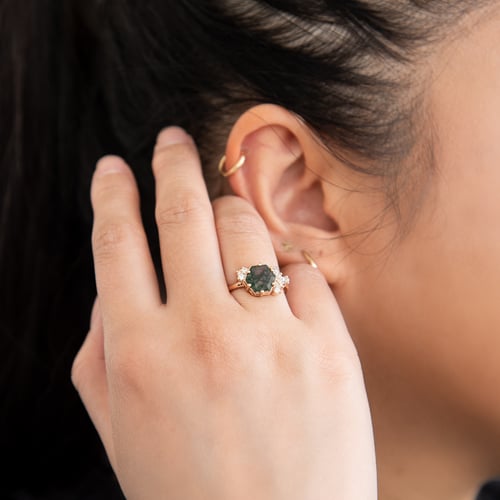 Einzigartiger Ring mit einem Moosachat und Moissaniten Anita