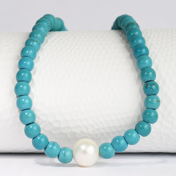 Silbernes Armband mit einer echten Perle und Perlen aus Howlith Moira 115959