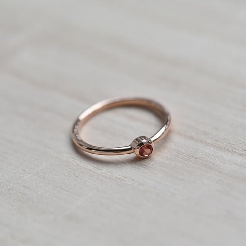 Minimalistischer Goldring mit Padparadscha-Saphir Emilien