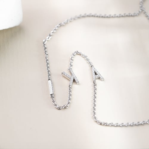 Kette mit drei Buchstaben und Lab Grown Diamanten Lupe