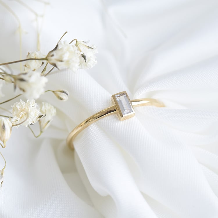 Minimalistischer Ring mit Moissanit in Baguette-Form Avice 112013