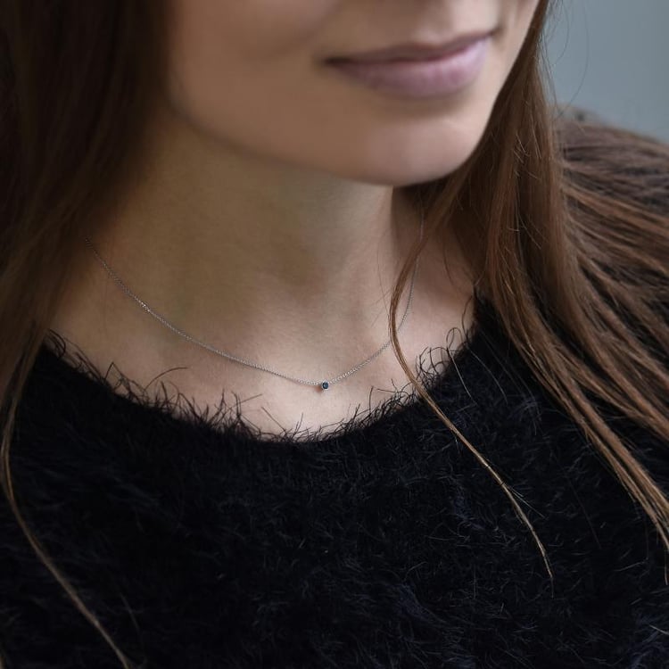 Silberne minimalistische Kette mit einem blauen Diamanten Glosie 103684