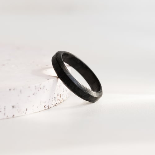 Flacher minimalistischer Ehering aus Carbon mit abgeschrägten Kanten Versiss